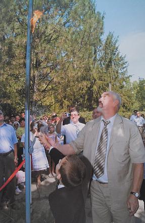 Нажмите на изображение для увеличения
Название: Смирнов зажигает газовый факел.jpg
Просмотры: 646
Размер: 120.1 Кб
ID: 18573