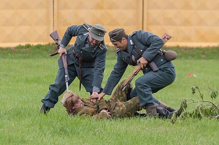 Нажмите на изображение для увеличения
Название: Фашисты убивают русского солдата.jpg
Просмотры: 645
Размер: 98.9 Кб
ID: 21763