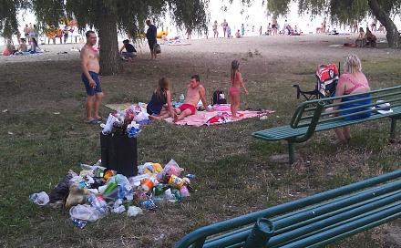 Нажмите на изображение для увеличения
Название: Люди отдыхают рядом с мусором.jpg
Просмотры: 508
Размер: 130.0 Кб
ID: 22826