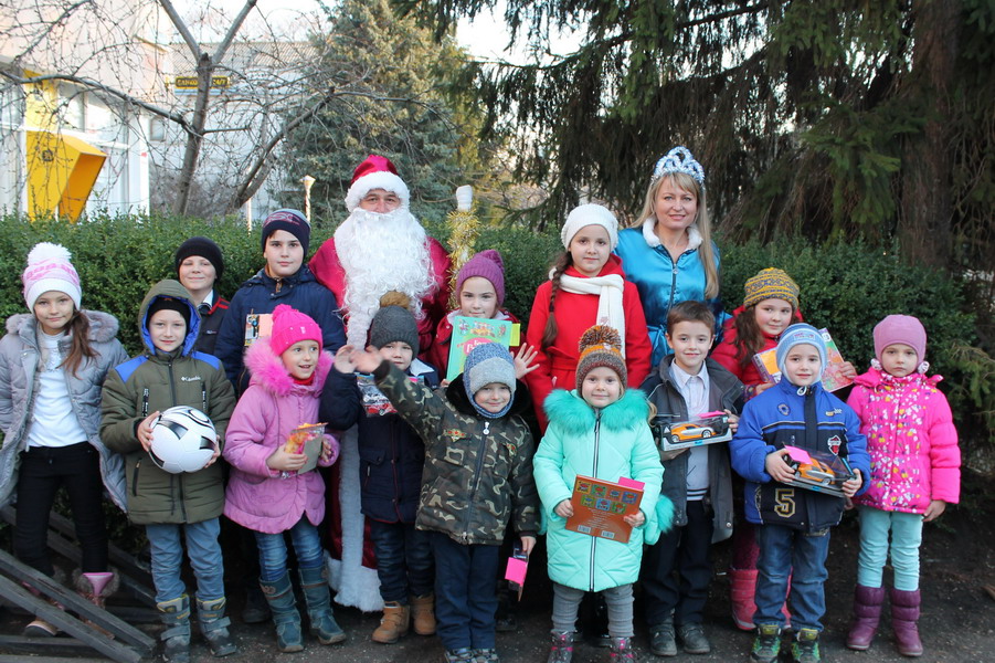 Название: Дети с подарками - почта Дубоссары 2017.JPG
Просмотры: 909
Размер: 259.3 Кб