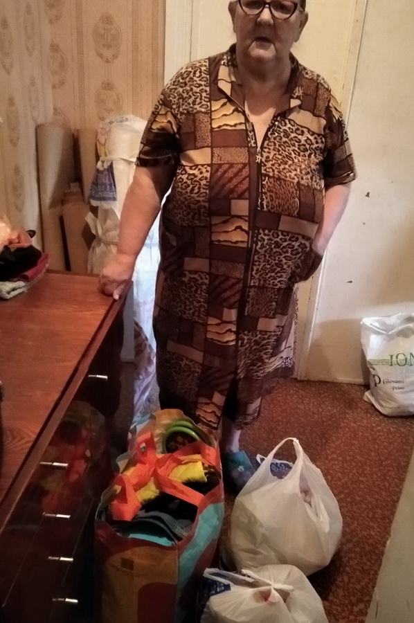 Название: 2. Вручение подарка бабушке.jpg
Просмотры: 1588
Размер: 172.8 Кб