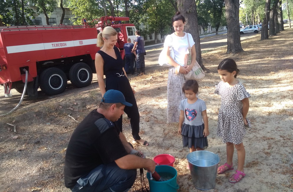 Название: 1-Дети набирают воду для полива.jpg
Просмотры: 1734
Размер: 274.3 Кб