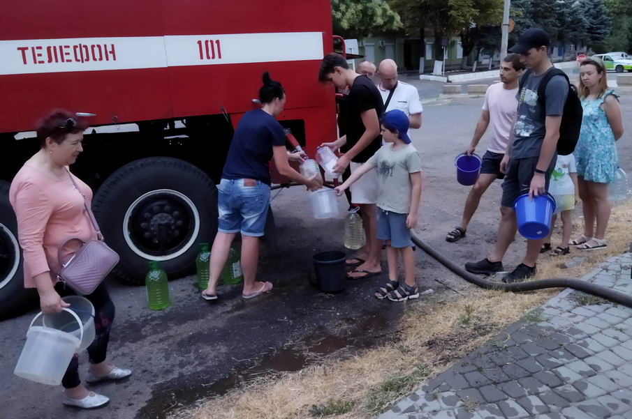 Название: 1 Полив саженцев с пожарной машины 2022.jpg
Просмотры: 734
Размер: 108.6 Кб