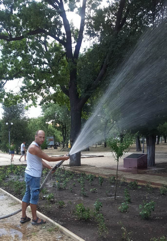 Название: Эфрос Борис поливает саженцы пожарным шлангом.jpg
Просмотры: 690
Размер: 170.0 Кб