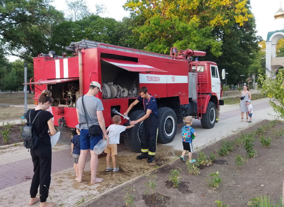 Название: Пожарная машина и волонтеры.jpg
Просмотры: 703
Размер: 186.6 Кб