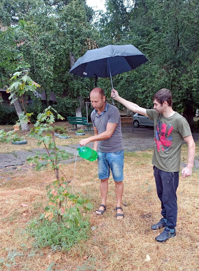 Название: Борис Эфрос и Игорь Голдабин - полив в дождь.jpg
Просмотры: 574
Размер: 339.6 Кб