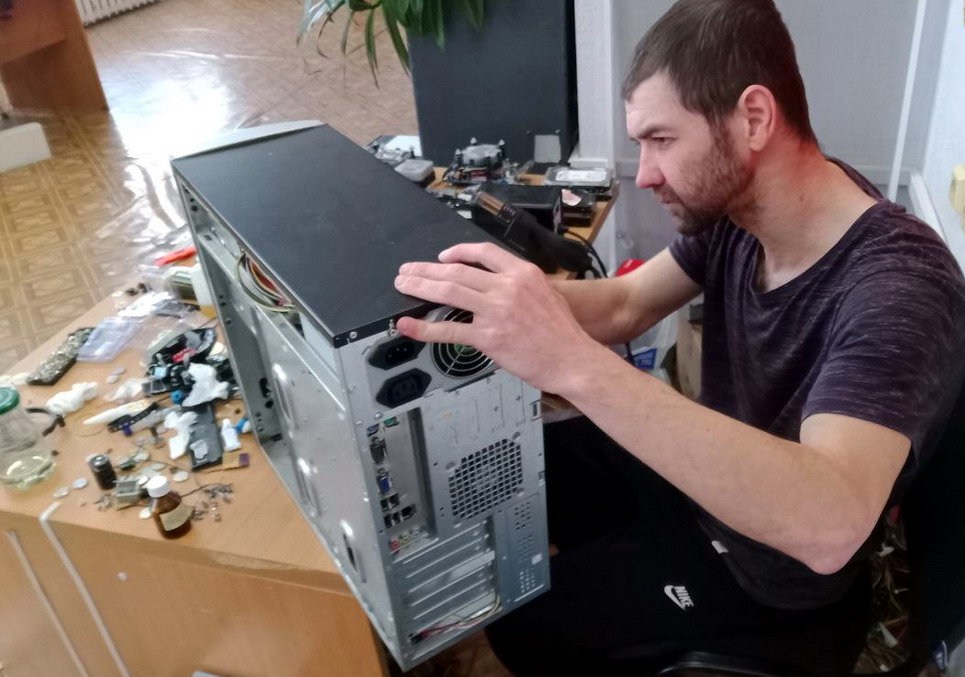 Название: 1 волонтер Игорь Голдабин собирает компьютер.jpg
Просмотры: 365
Размер: 140.5 Кб