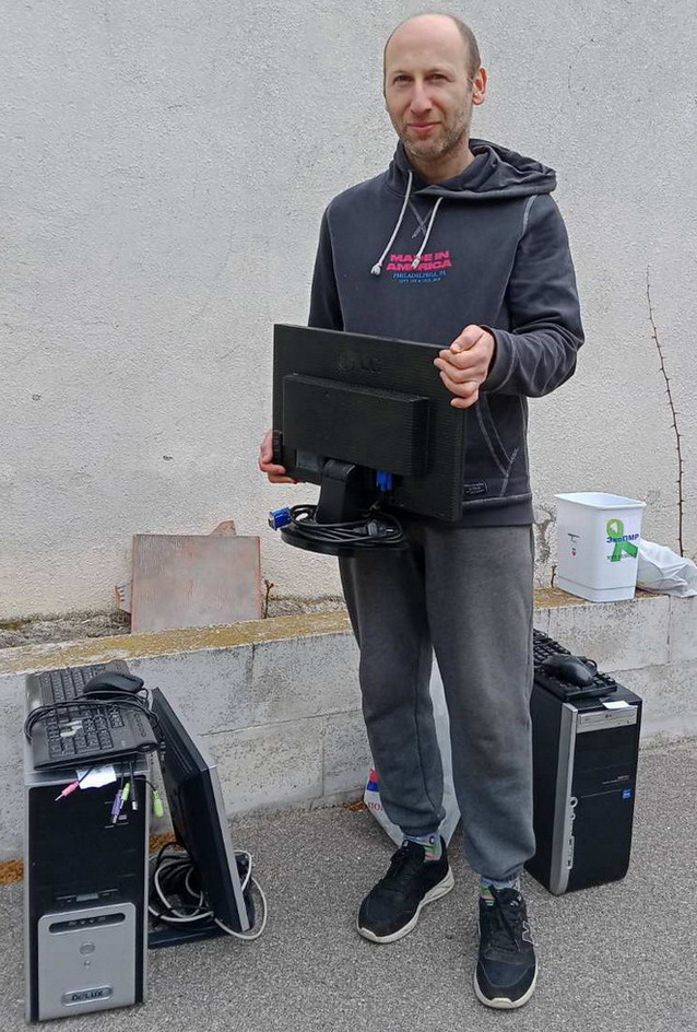 Название: 2 Борис Эфрос передает компьютер - Живи.jpg
Просмотры: 337
Размер: 198.0 Кб