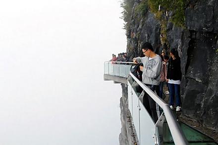     
: glass-road-06.jpg
: 1367
:	39.1 
ID:	8488