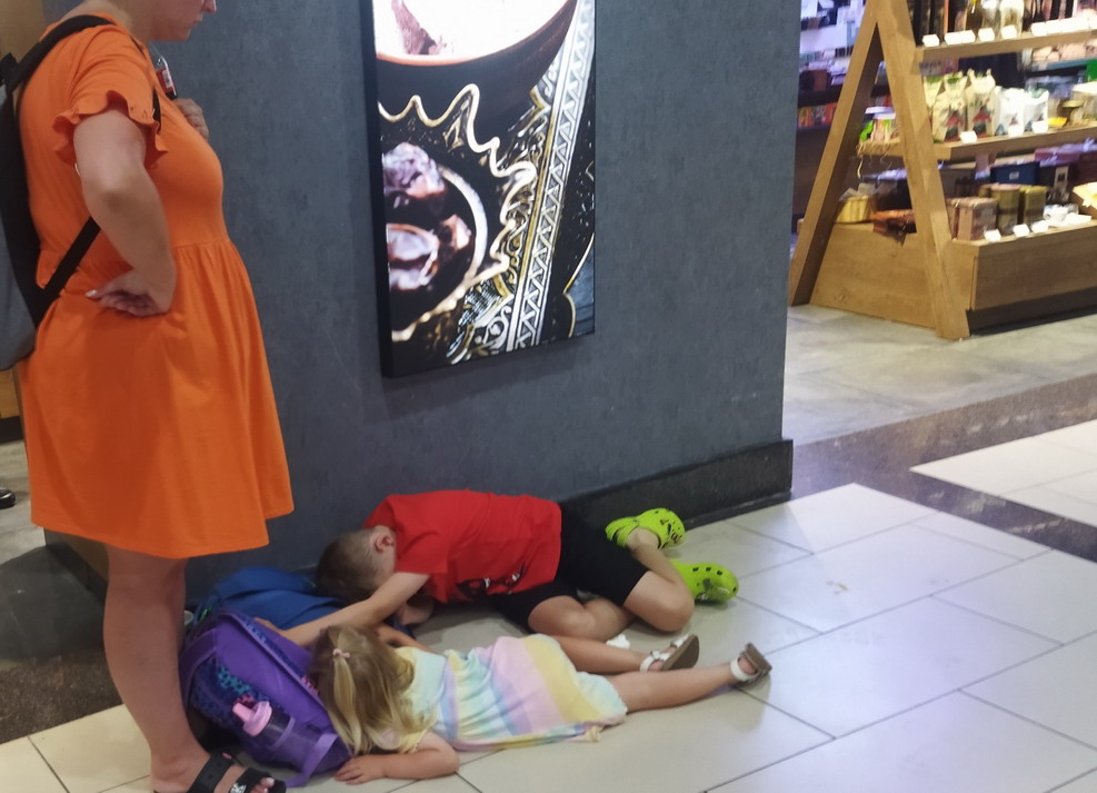 Название: Дети спят на полу в аэропорту Турции.jpg
Просмотры: 55

Размер: 149.5 Кб