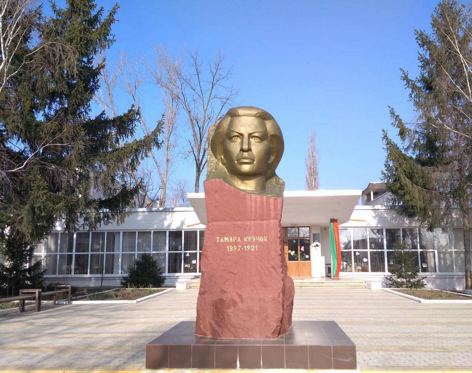Название: Памятник Тамаре Кручок.jpg
Просмотры: 294

Размер: 254.0 Кб