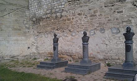 Нажмите на изображение для увеличения
Название: Знаменитые полководцы в Бендерах.jpg
Просмотры: 928
Размер: 112.7 Кб
ID: 18227