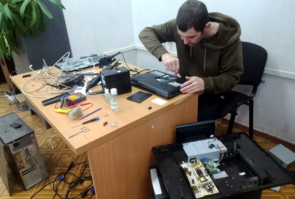 Название: 2025-02-04 Игорь Голдабин Волонтер собирает Компьютеры.jpg
Просмотры: 666
Размер: 189.5 Кб