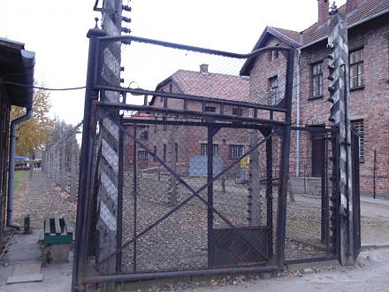 Нажмите на изображение для увеличения
Название: Вход в Освенцим.jpg
Просмотры: 1314
Размер: 116.1 Кб
ID: 19730