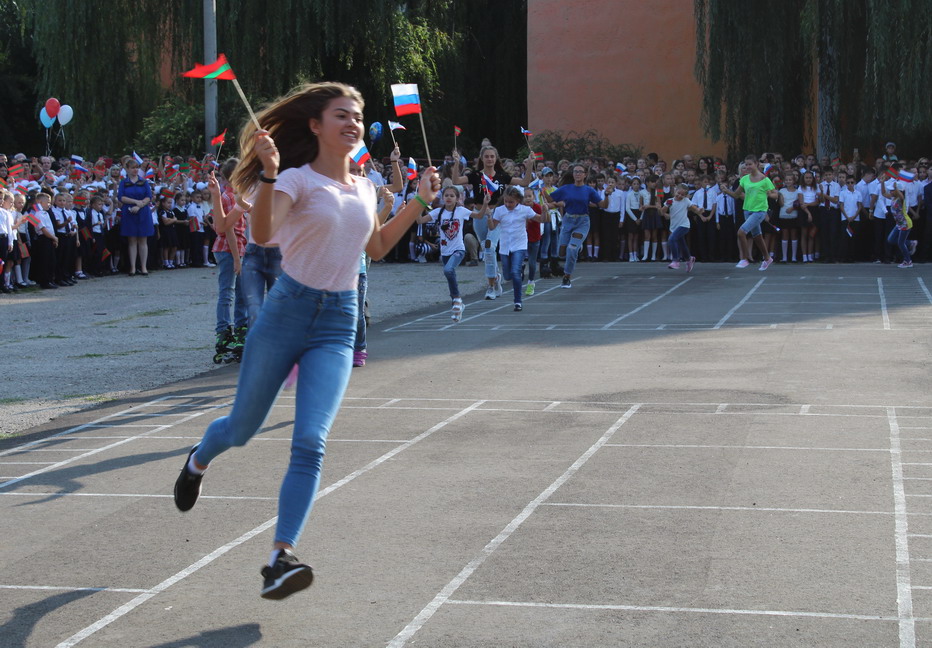 Название: Девочка с флагами РФ.JPG
Просмотры: 778
Размер: 204.9 Кб