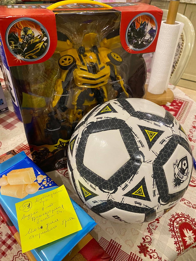 Название: Дубоссары-Андрей Мяч и трансормер Бамблби.jpg
Просмотры: 784
Размер: 281.2 Кб