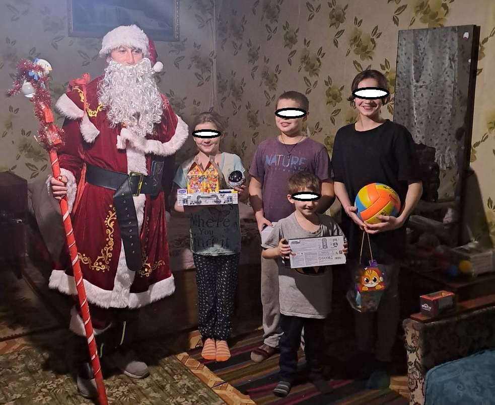 Название: 15 Коротное Вручение подарков Дед МОрозом.jpg
Просмотры: 1184
Размер: 251.3 Кб