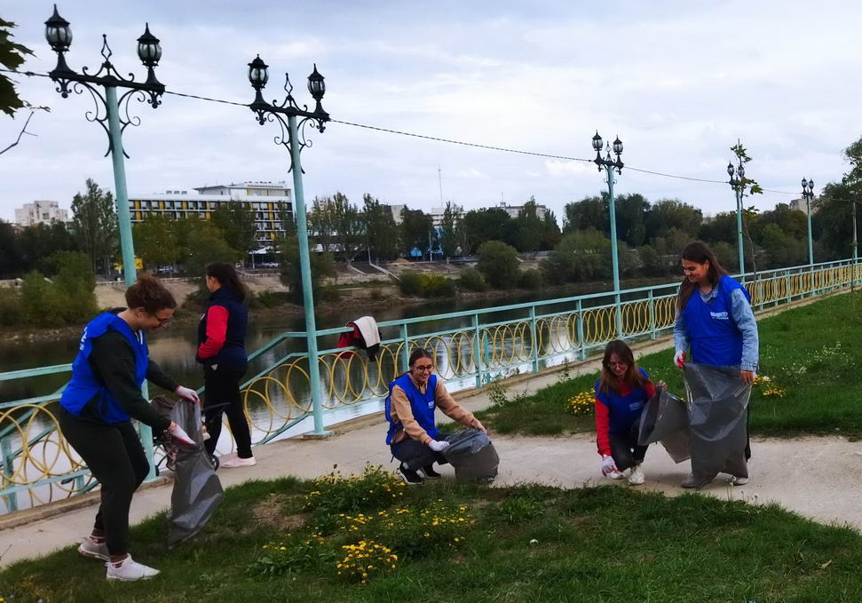 Название: Волонтеры убирают пляж Сократ.jpg
Просмотры: 1031
Размер: 132.9 Кб