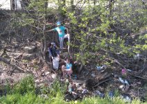 10-2 РґРµС‚Рё РїРѕРјРѕРіР°СЋС‚ СѓР±РёСЂР°С‚СЊ Р±СѓС‚С‹Р»РєРё.jpg